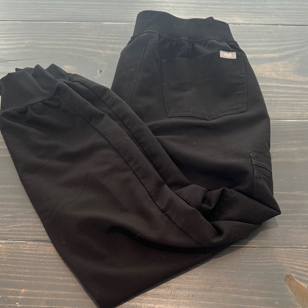 Figs women’s black jogger scrubs